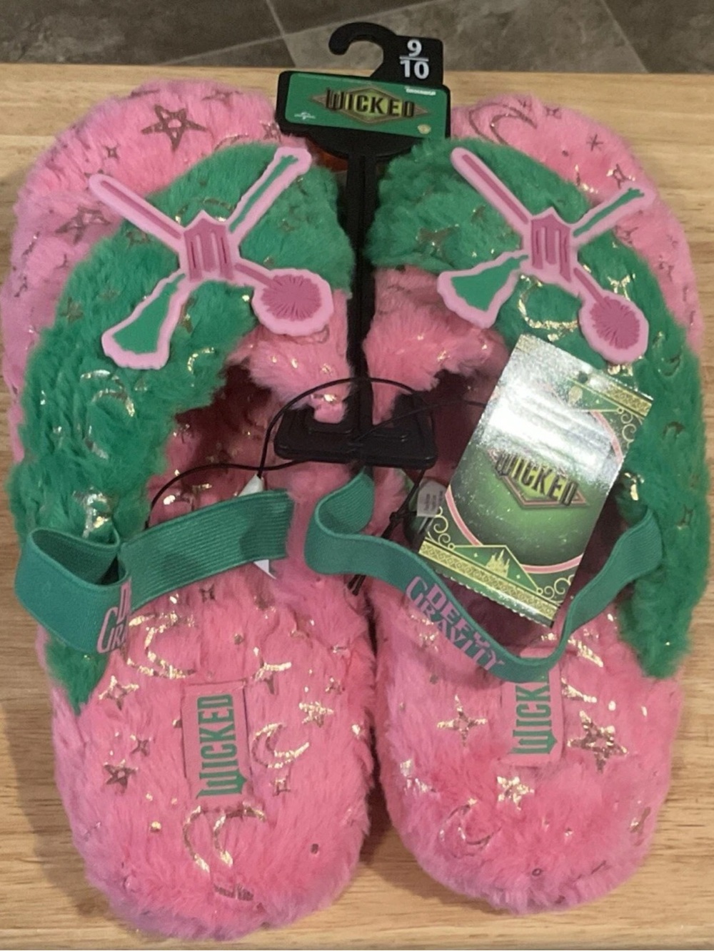 WICKED Movie Fuzzy Slippers Pink/Green “Defy Gravity” Size 9/10 NWTs